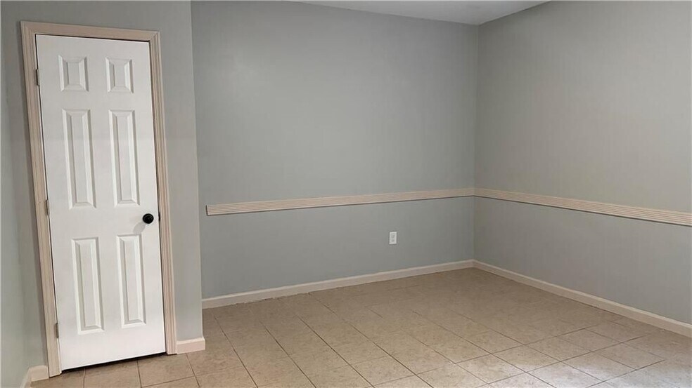 Building Photo - 202 Oakwood Cir