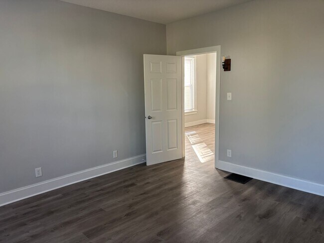 Building Photo - 1427 Wall St