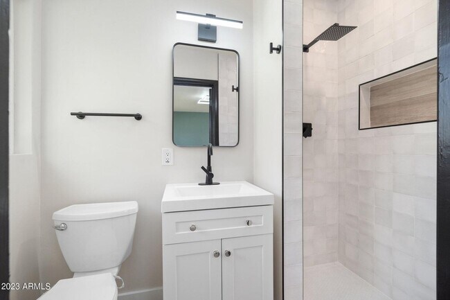 Building Photo - Updated Central Phoenix 3 bed, 2 bath with open layout, stainless steel appliances, and large irr...
