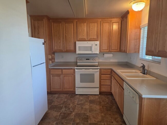 Building Photo - 55+ Hueneme Bay Community in Port Hueneme - 2+2 w/ garage $2700