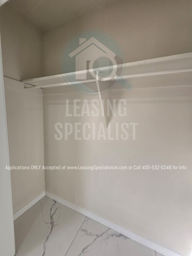 Building Photo - Spacious Village 3 Bed 2 Bath Home!