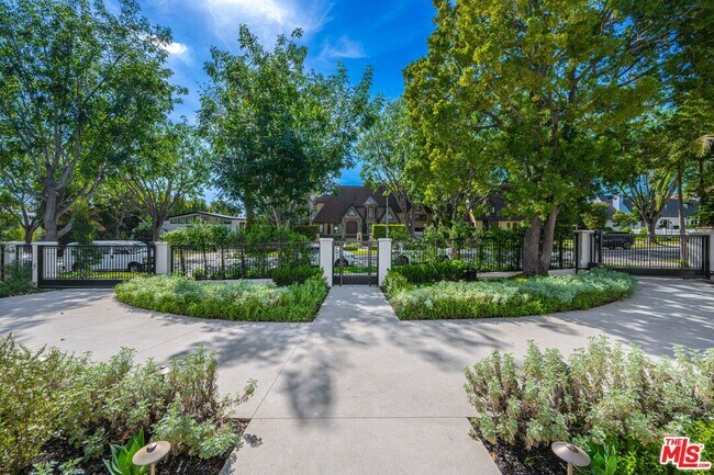 Building Photo - 616 N Alpine Dr