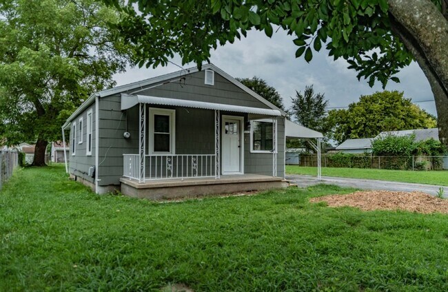 Primary Photo - Updated 3 bed/1.5 bath home!