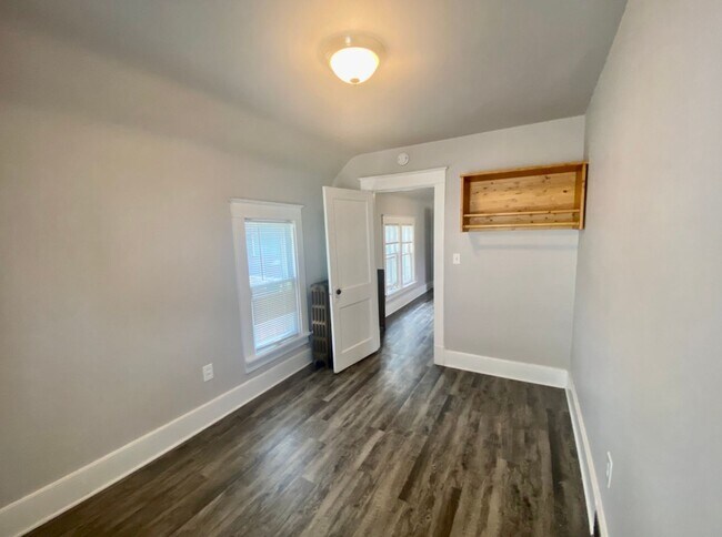 Building Photo - 2 Bed, 1 Bath Upstairs Unit in Heritage Hill – Private Entry & Prime Location