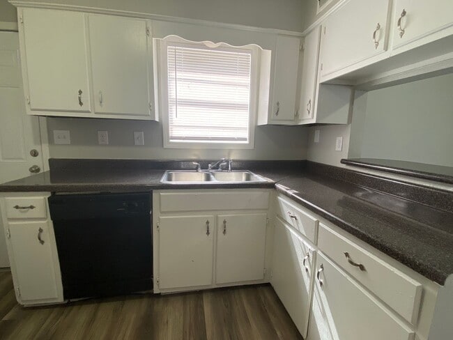 Building Photo - A Joyful 3-Bed Duplex Home!