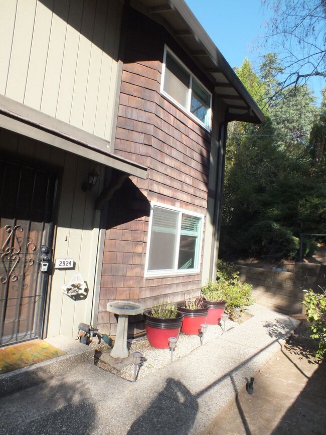 Building Photo - Placerville townhome style 2/1.5 apartment...