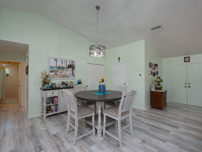 Building Photo - "Spacious 3-Bed Sanctuary with 3.5 Baths in Charming Port Charlotte!"