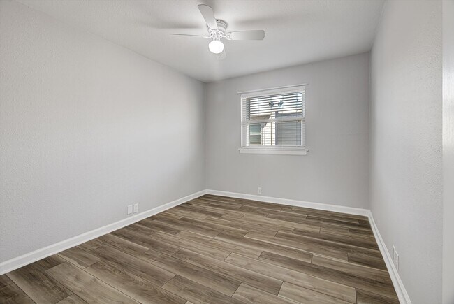 Building Photo - 424 15th St