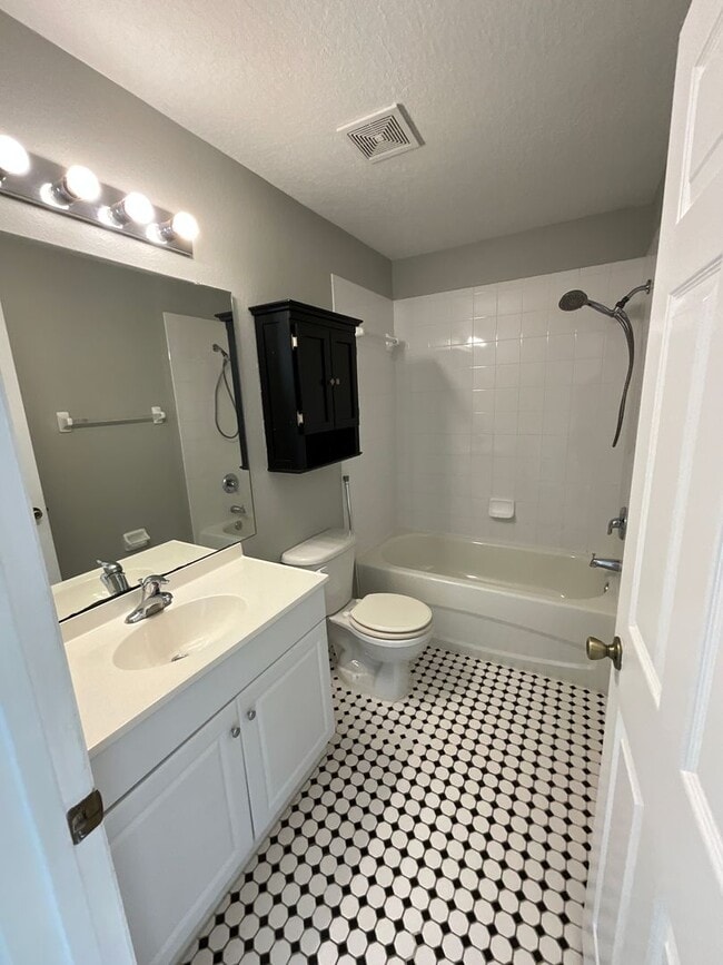 Building Photo - ADORABLE HOME