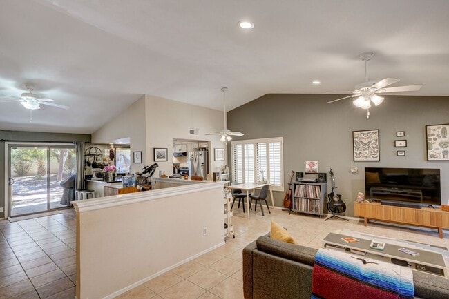 Building Photo - Highly sought after Marlborough Park Estates neighborhood!