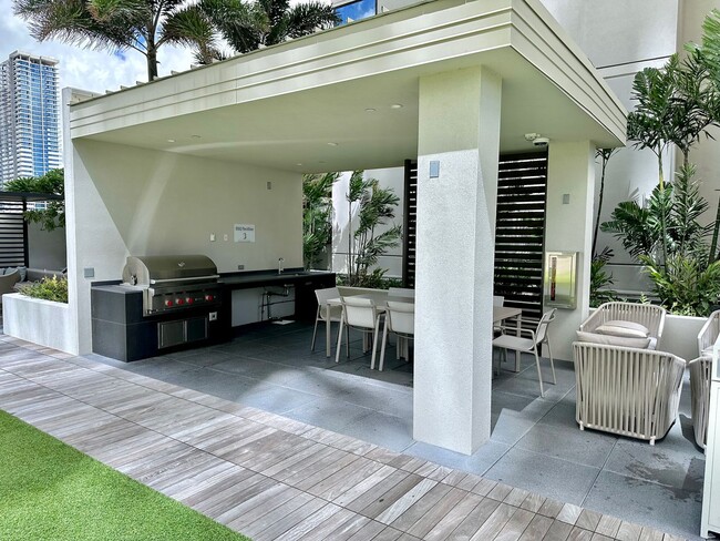 Building Photo - Resort style living at SKY 1/1/1