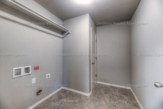 Building Photo - FOR LEASE | Jenks | $1900 Rent + $1900 Dep...