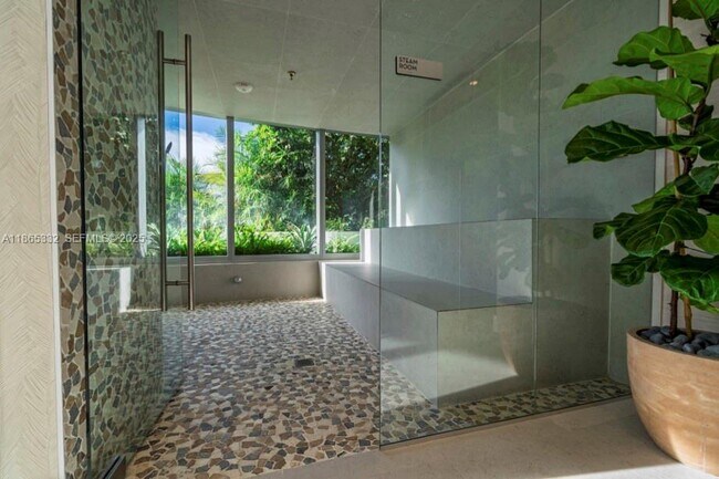 Building Photo - 700 NE 24th St