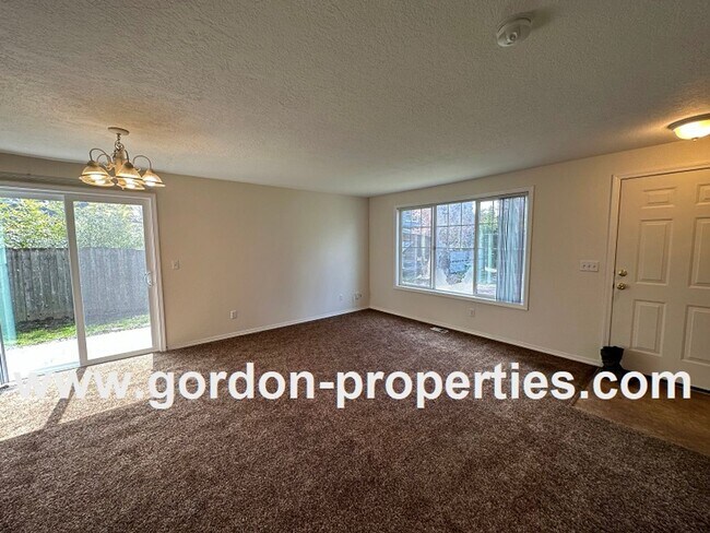 Building Photo - SE 73rd Ave - 3 bedroom townhouse in Mt Sc...