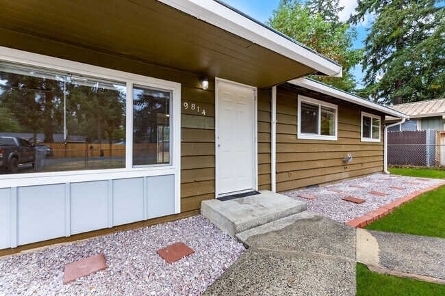 Building Photo - Lakewood Rambler