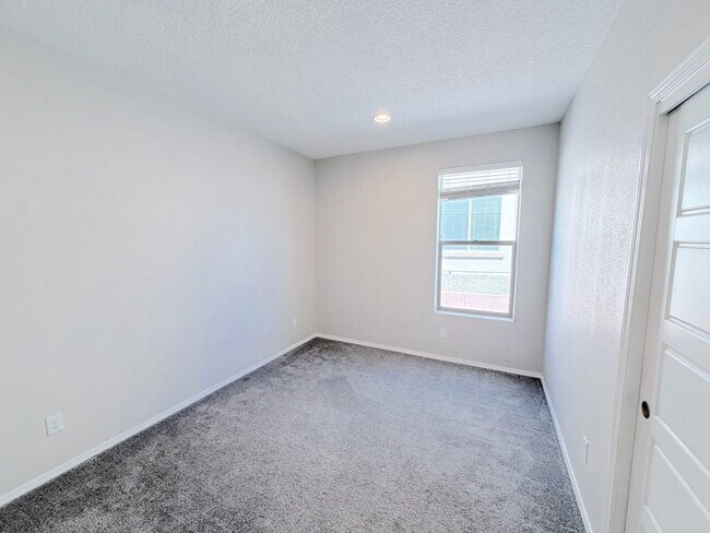 Building Photo - Modern 3 Bedroom Los Lunas Home with Refrigerated Air. Near I-25!