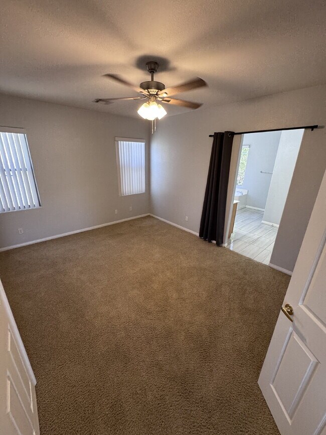 Building Photo - Centennial Hills 4-bedrooms with 2.5 bath