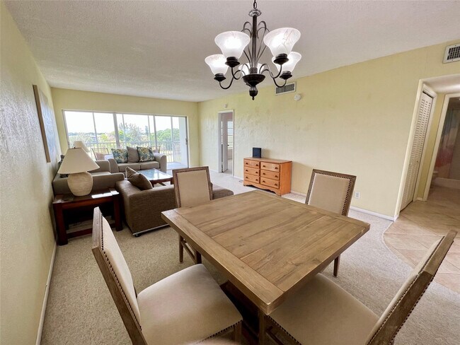 Building Photo - 3000 N Palm Aire Dr