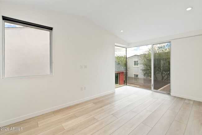 Building Photo - 1337 E Polk St