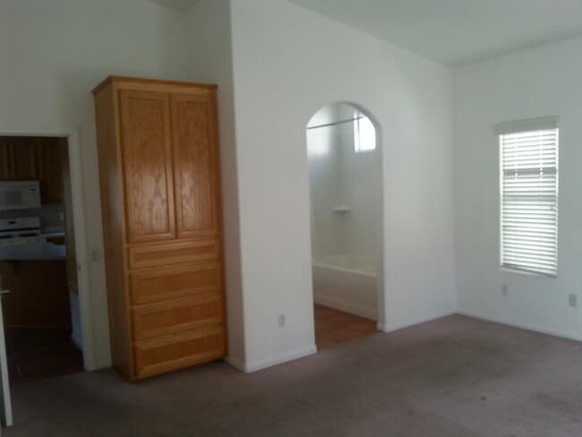 Building Photo - 3 bedroom 2.5 bath house near the beach