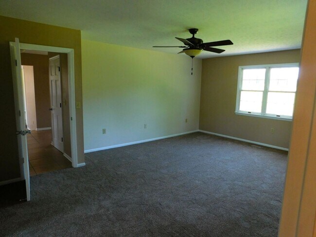 Building Photo - 5 acres and a Large 6 bedroom house. Extra garages and sheds.