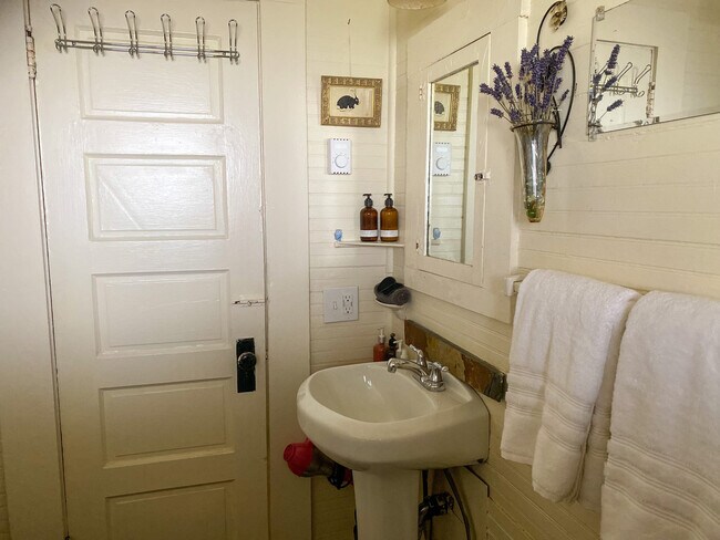 Building Photo - 1311 N Garden St