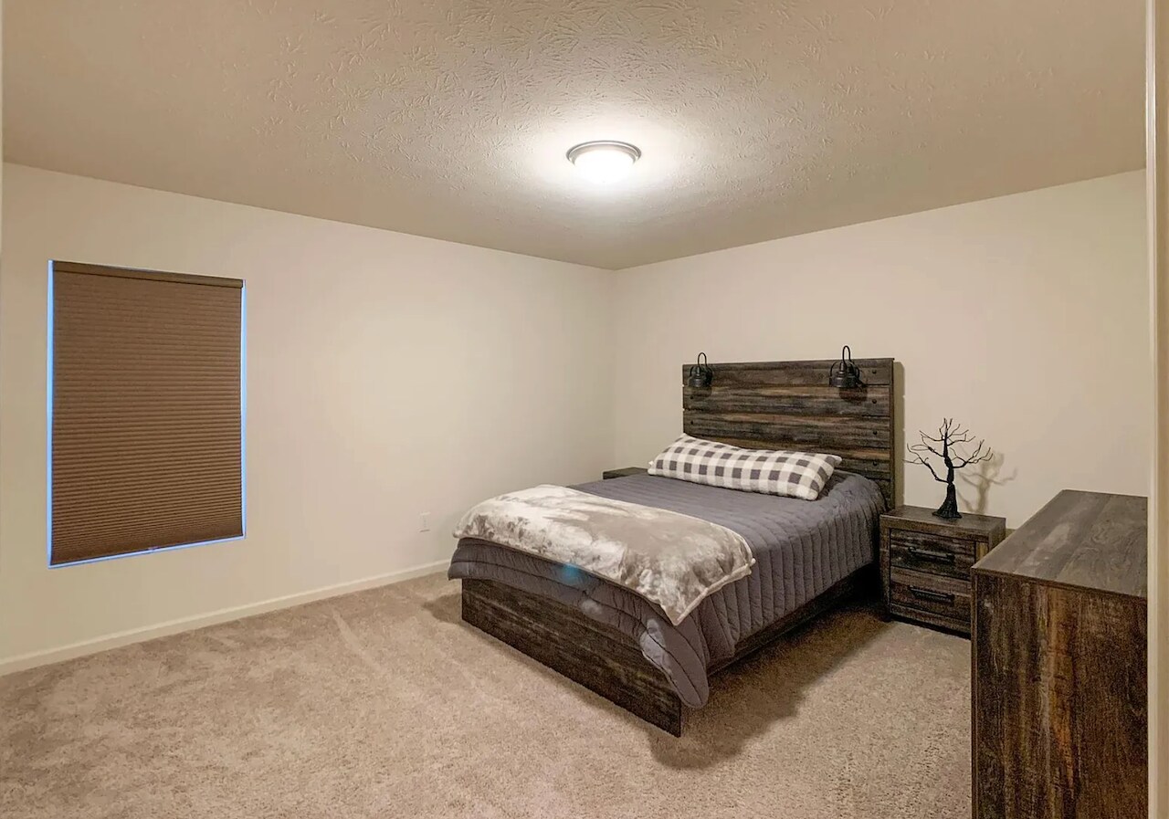 Building Photo - 391 Ariel Dr