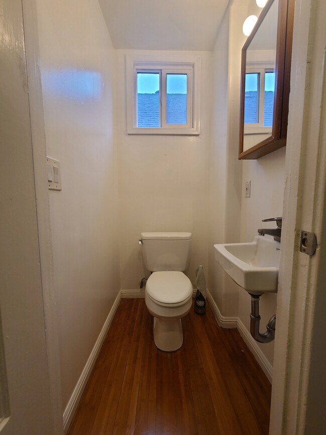 Building Photo - 16 Newton St