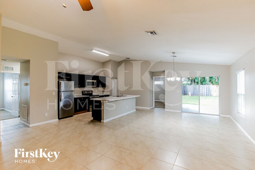 Building Photo - 931 SE Thornhill Dr