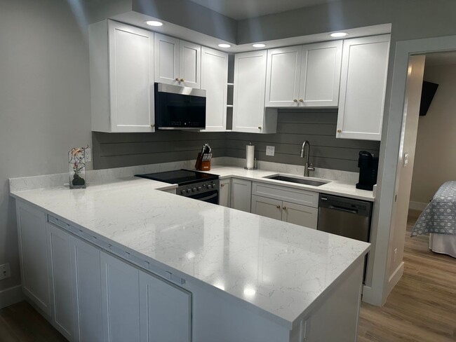 Building Photo - Renovated Condo. Prime Marco Location. Uti...