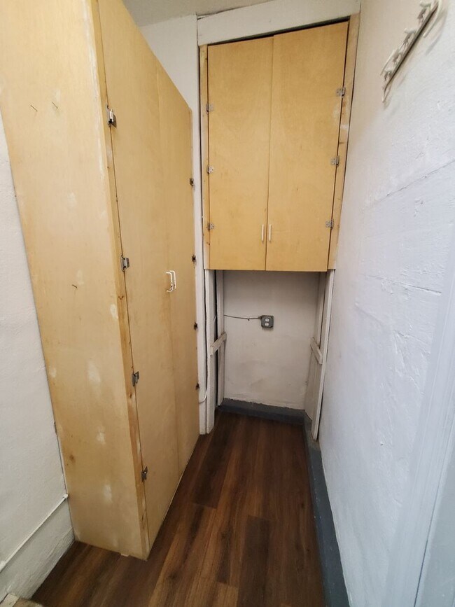 Building Photo - Charming Three bedroom one bath with huge backyard