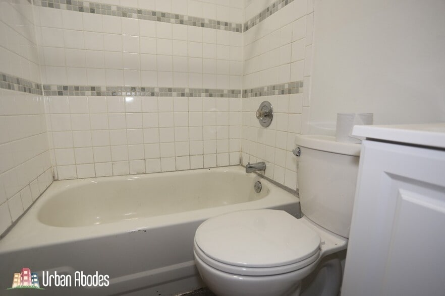 Building Photo - 5517 N Kenmore Ave