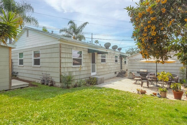 Building Photo - **REDUCED SECURITY DEPOSIT** Refreshed 2 Bed /1 Bath Pacific Beach Duplex Near the Ocean & Bay!