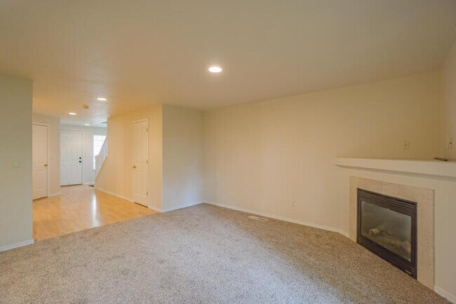 Building Photo - THREE BEDROOM TOWNHOME WITH GARAGE ACROSS FROM SHOPPING AND DINING