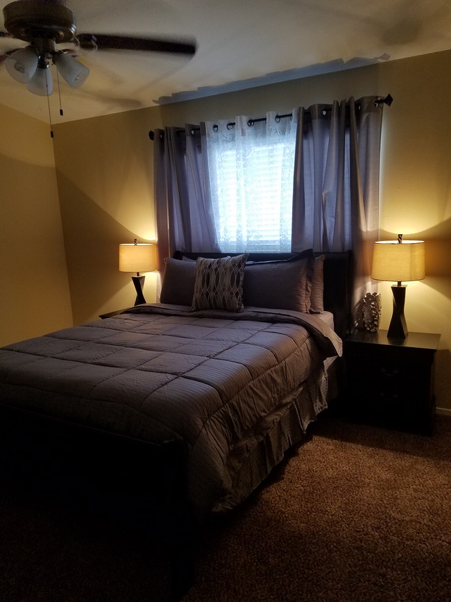 Building Photo - Clayton Manor Town Homes & Corp Apartments