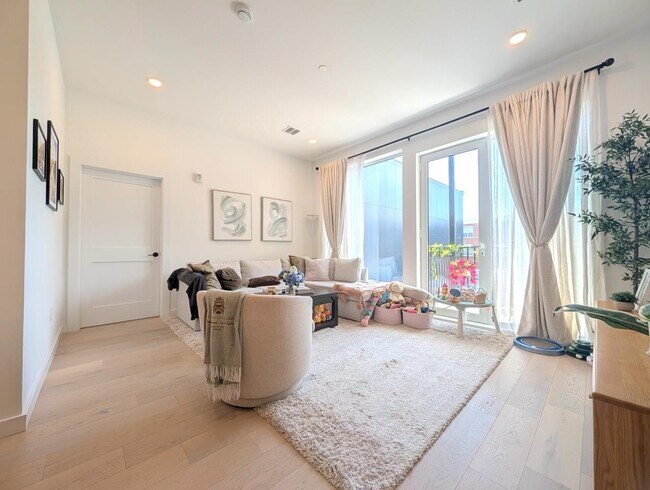Building Photo - 425 3rd St