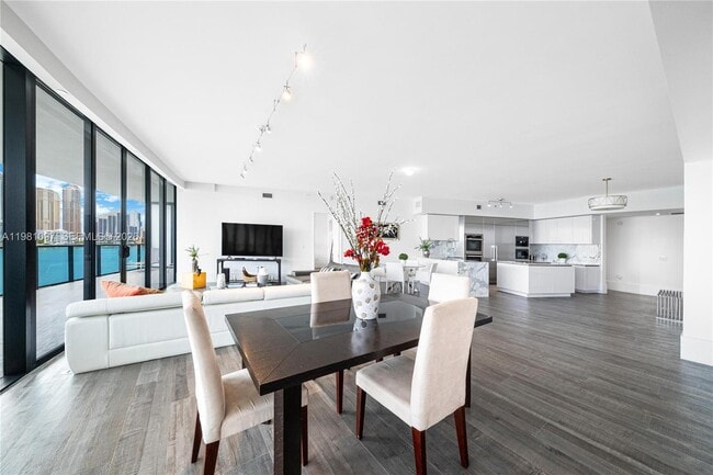 Building Photo - 5500 Island Estates Dr