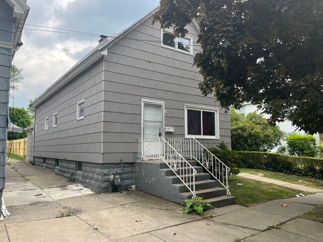 Building Photo - 65 Schiller St