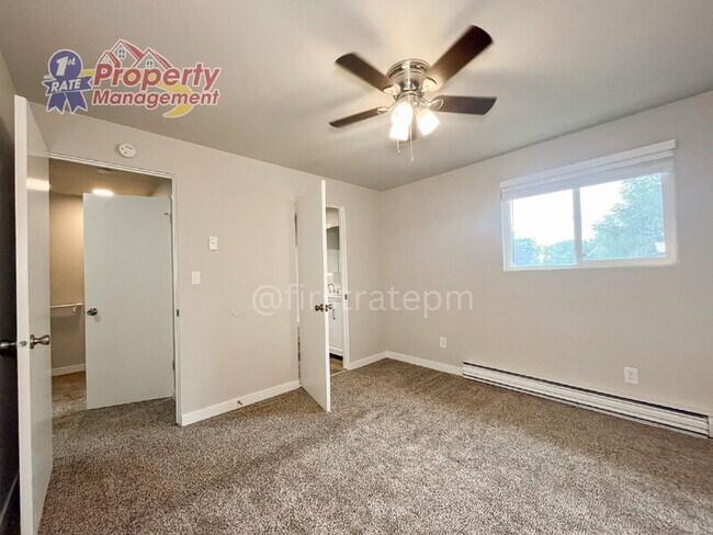 Building Photo - 1030 E Floral Ln