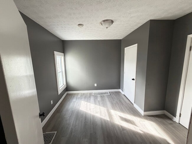 Building Photo - 316 W 10th St