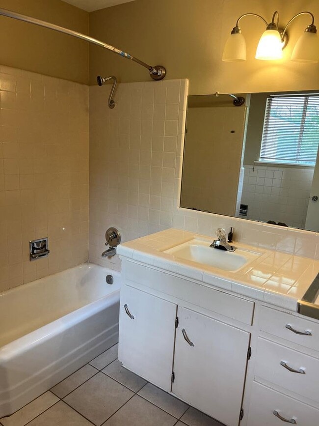 Building Photo - 612 Bluebonnet Dr