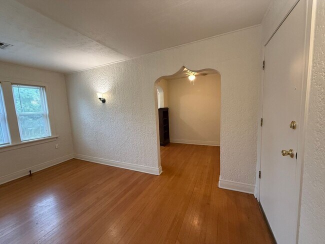 Building Photo - Charming Historic 1-Bedroom in Gatewood | Walk to the Plaza District