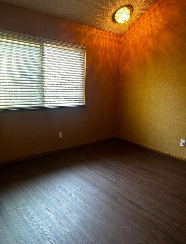 Building Photo - Single Family Home