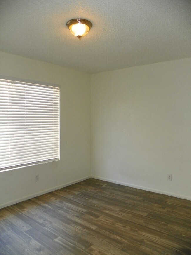 Building Photo - 1 bedroom with loft - or 2nd bedroom - w/d...