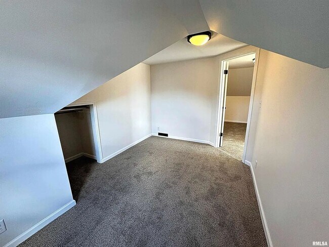 Building Photo - 3 Bedroom Rental in Moline