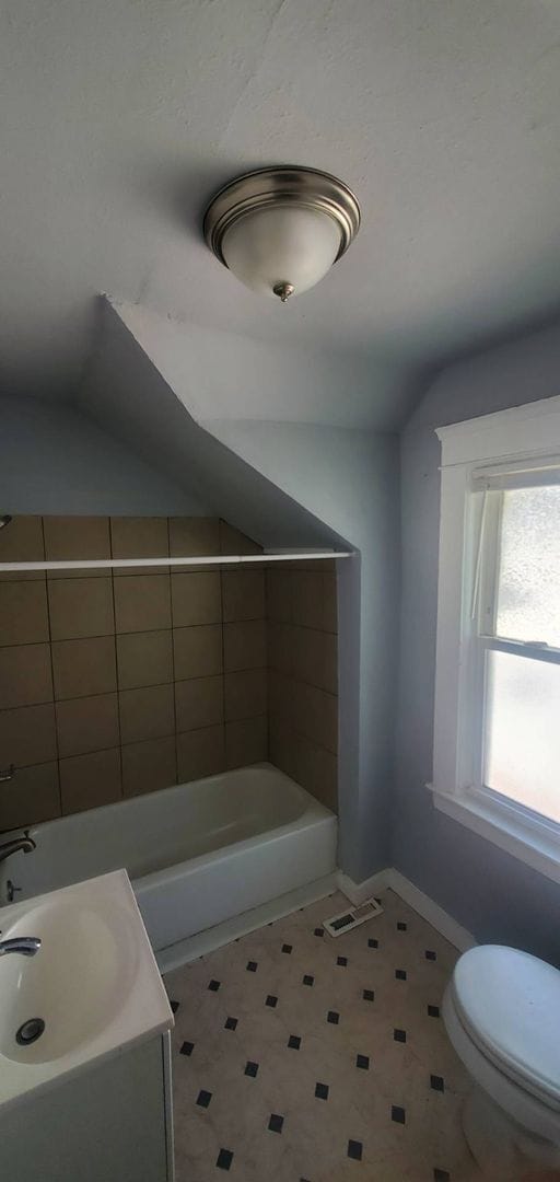 Building Photo - Charming 4-Bedroom Property in Prime Location