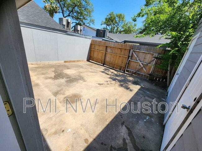 Building Photo - 2677 Gessner Rd