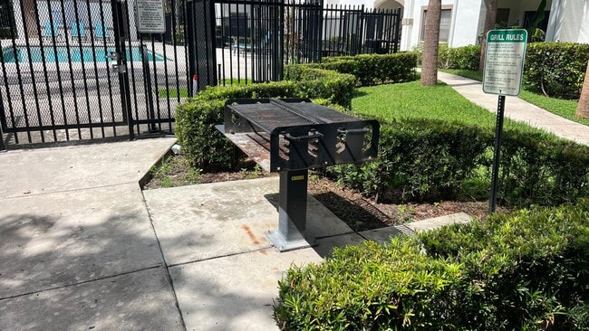 Building Photo - 560 S Park Rd