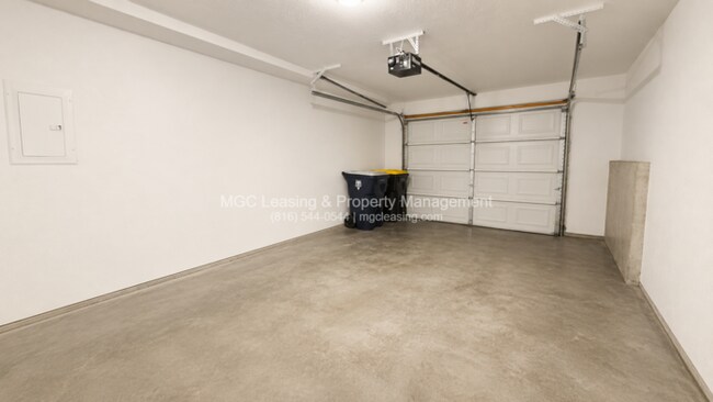 Building Photo - Creekwood Park Townhomes: 3 bedroom Duplex with unique floor plan for rent in the Northland