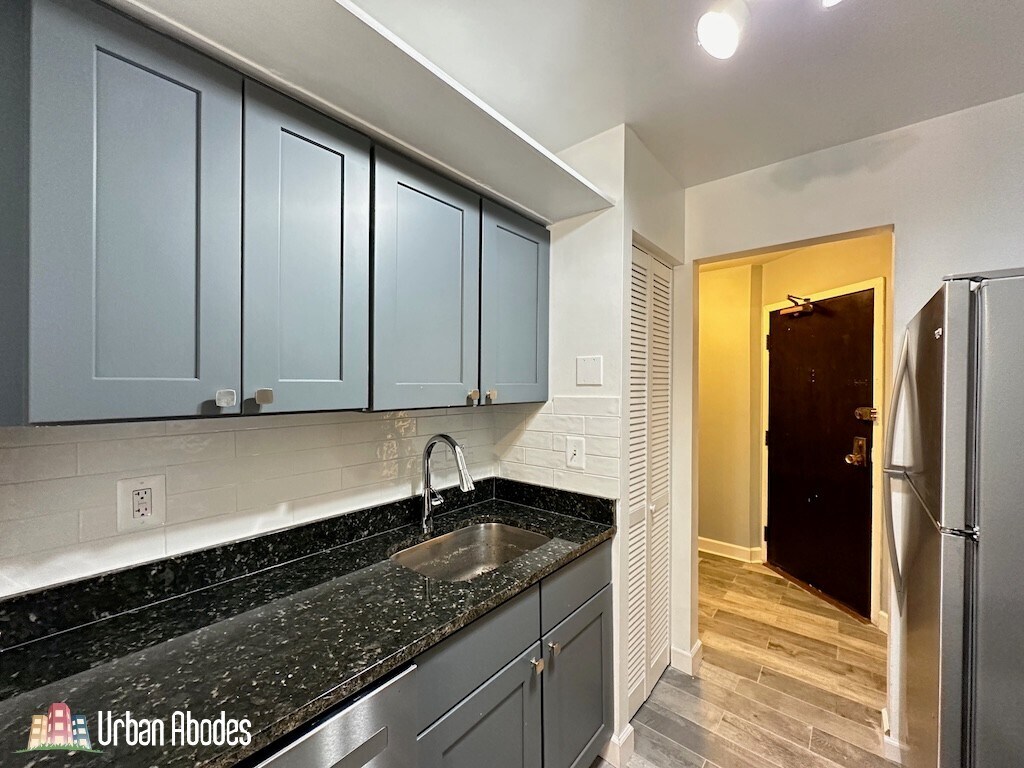 Building Photo - 3815 N Pine Grove Ave